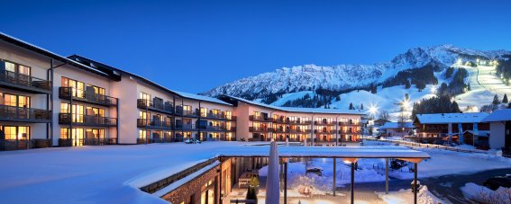 Panoramahotel Oberjoch Außenansicht Winter