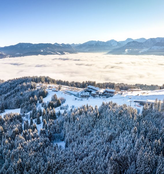 Allgäuer Berghof Außenansicht Winter Außenansicht vom Familotel Allgäuer Berghof in Gunzesried im Winter von einer weiteren Entfernung