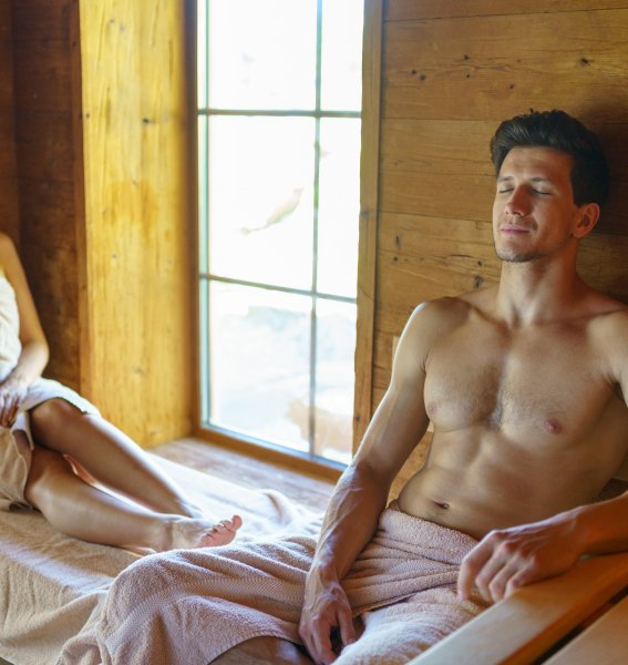 Ein Paar genießt einen Saunagang in der Sauna vom Landhotel Gockelwirt in Eisenberg