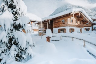 Außenansicht vom Alpzitt Chalet im Dorf in Burgberg im Winter