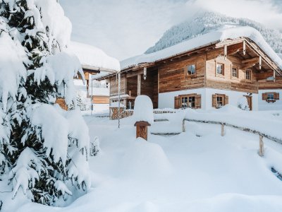 Außenansicht vom Alpzitt Chalet im Dorf in Burgberg im Winter
