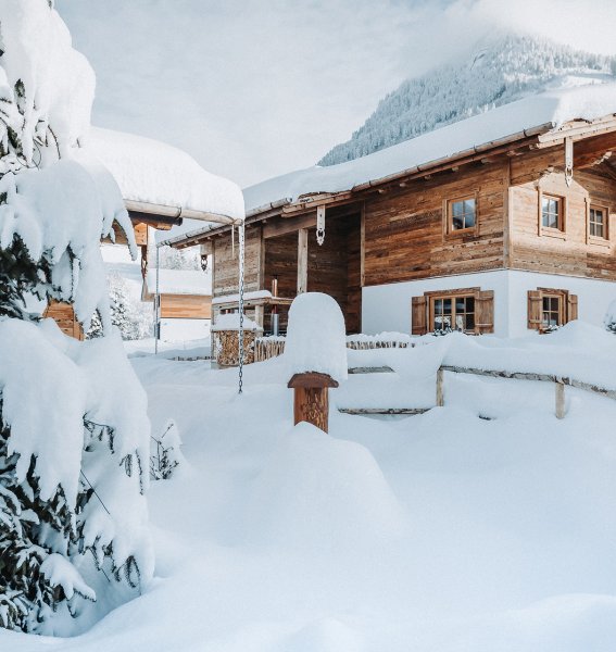 Außenansicht vom Alpzitt Chalet im Dorf in Burgberg im Winter