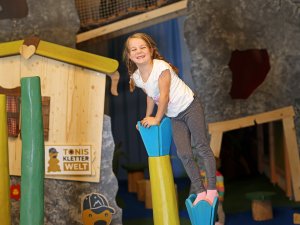 Ein Kind tobt im Indoorspielplatz im Mondi Resort in Oberstaufen