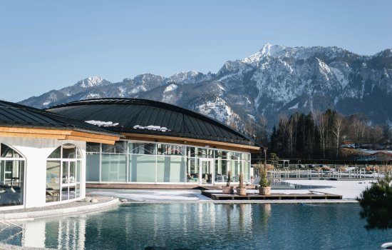 Hotel König Ludwig Außenansicht Winter Die Außenansicht des Hotels König Ludwig in Schwangau an einem Wintermorgen.