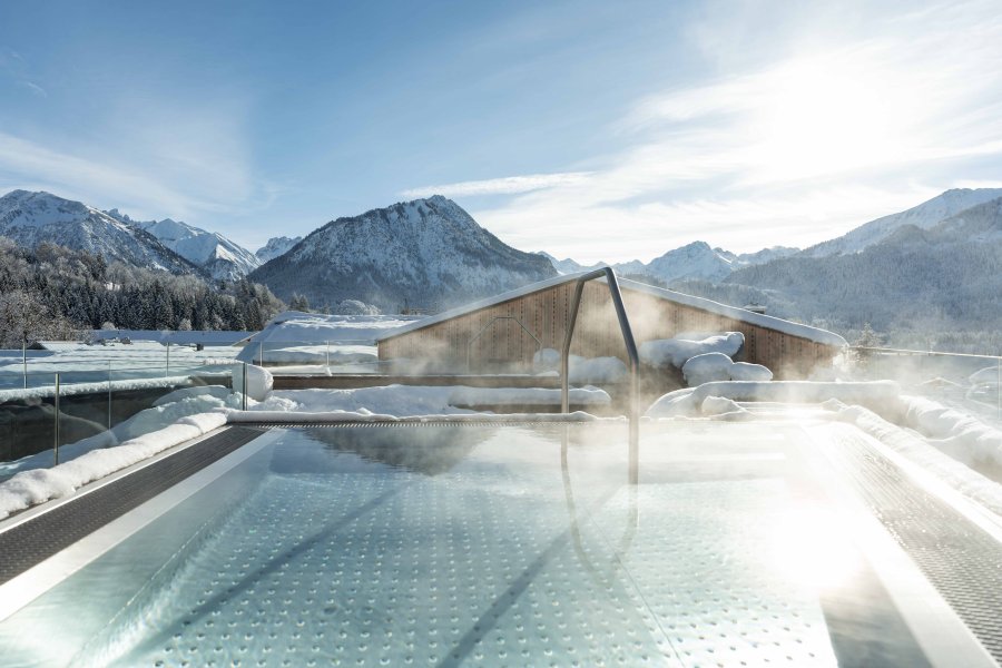 Hotel Franks Außenpool Winter Außenpool auf dem Dach im Hotel Franks in Oberstdorf umgeben von Schnee und toller winterlicher Aussicht