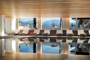 Innenpool im Hotel Allgäu Sonne in Oberstaufen mit Blick auf verschneite Berge