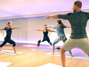 Gäste im Hotel Allgäu Sonne in Oberstaufen während einer Yoga Stunde
