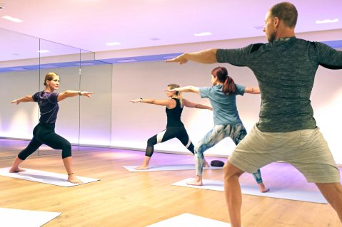 Gäste im Hotel Allgäu Sonne in Oberstaufen während einer Yoga Stunde