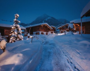 Außenansicht vom Alpzitt Chalet im Dorf in Burgberg im Winter
