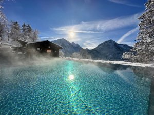 Der Außenpool in toller Lage mit Blick auf die schneebedeckten Berge im Hotel Prinz-Luitpold-Bad in Bad Hindelang.