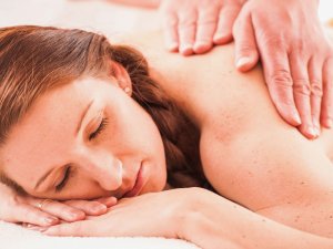 Eine Frau erhält während ihres Aufenthalts im Hotel Prinz-Luitpold-Bad in Bad Hindelang eine Massage