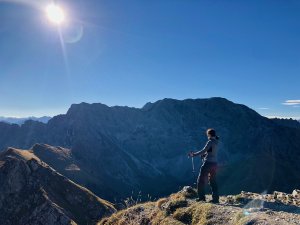 Eine Frau beim Wandern macht Pause um die Aussicht zu genießen