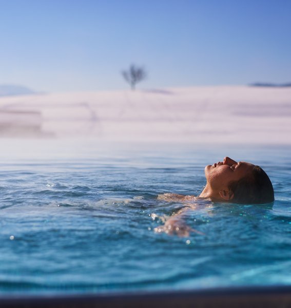 Entspannen im Infinity-Pool im Haubers Naturresort.