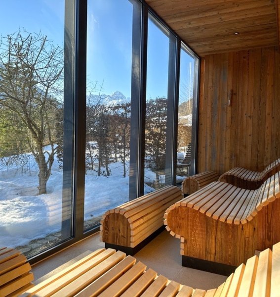 Ausblick aus einer der Saunen im Travel Charme Ifen Hotel im Kleinwalsertal mit Blick auf die verschneite Umgebung