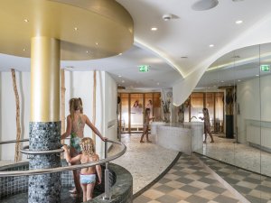 Einblick in den Wellnessbereich im MONDI Resort in Oberstaufen mit Familiensauna und Wassertretbecken