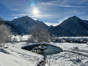 Ausblick vom Hotel Prinz-Luitpold-Bad in Bad Hindelang auf den verschneiten Teich der zum Hotel gehört