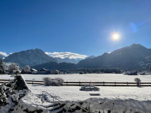 Aussicht vom Hotel Alpenhof in Oberstdorf auf die verschneiten Wiesen und Berge