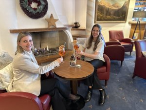 Die beiden Gastgeberinnen vom Hotel Alpenhof in Oberstdorf stoßen mit einem Aperol an