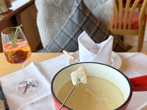 Ansprechend angerichtetes Käse Fondue im Hotel Alpenhof in Oberstdorf