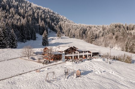 Winterliche Außenansicht der Alpe Dornach in Oberstdorf