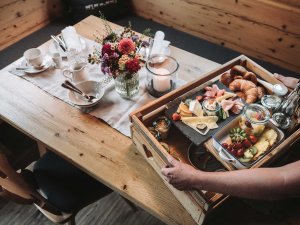 Leckeres Frühstück im Chalet Dorf Alpzitt in Burgberg