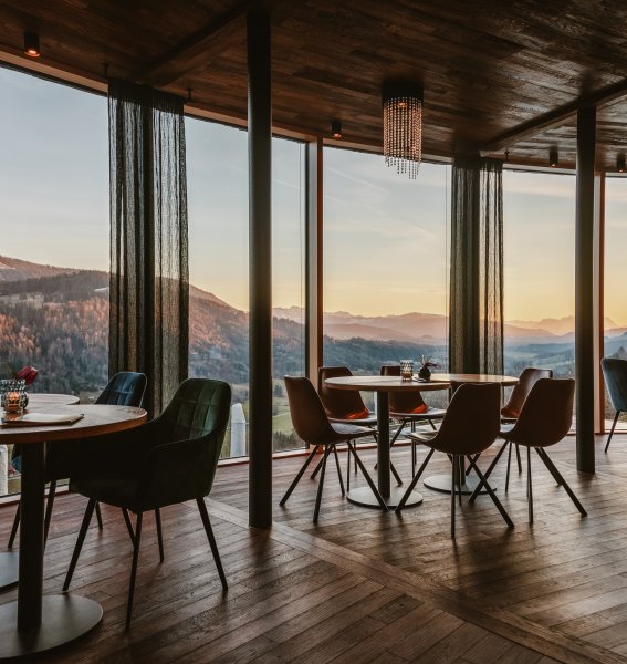 Ein Tisch mit toller Landschaftskulisse im Hotel Bergkristall - Mein Resort im Allgäu in Oberstaufen lädt zum ausruhen ein