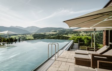 Blick auf den Infinitypool im Bergkristall - Mein Resort im Allgäu in Oberstaufen
