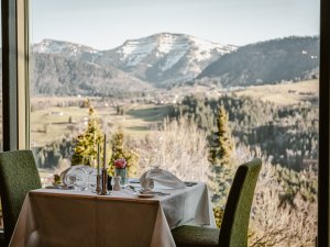 Speiseraum im Hotel Bergkristall - Mein Resort im Allgäu in Oberstaufen mit wunderschönem Bergblick