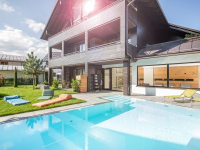 Außenansicht vom Das Freiberg Romantik Hotel in Oberstdorf im Sommer mit Blick auf den Außenpool