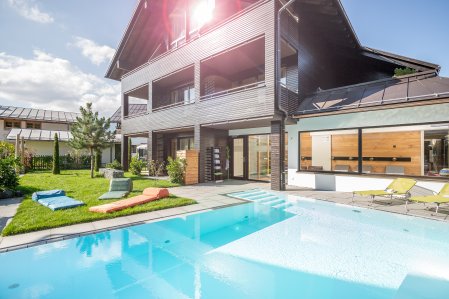Außenansicht vom Das Freiberg Romantik Hotel in Oberstdorf im Sommer mit Blick auf den Außenpool