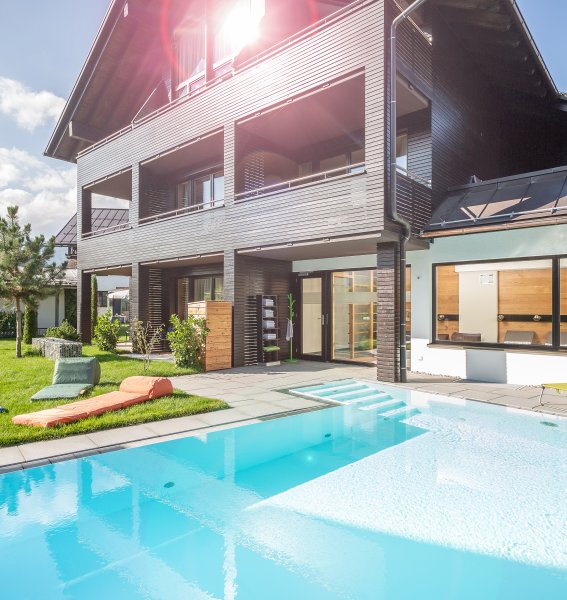 Außenansicht vom Das Freiberg Romantik Hotel in Oberstdorf im Sommer mit Blick auf den Außenpool