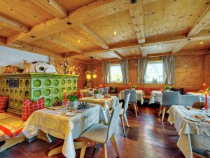 Einblick in das Restaurant mit liebevoll gedeckten Tischen im DIANA Naturpark Hotel in Oberstaufen
