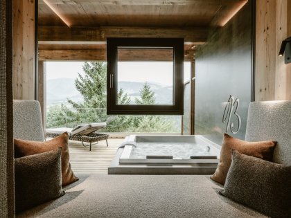 Zimmerbilder der Natursuite im Bergkristall in Oberstaufen mit Blick auf eine Sitzecke und einen Whirlpool auf dem Balkon