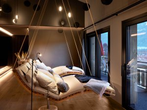 Schwebeliegen in einem der Ruheräume im Hotel Franks in Oberstdorf