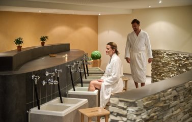 Zwei Gäste im Wellnessbereich des Schüle's Gesundheitsresort & SPA in Oberstdorf
