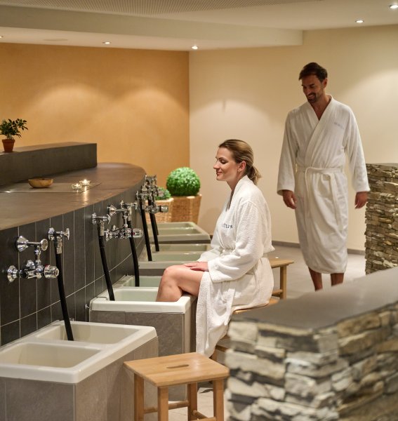 Zwei Gäste im Wellnessbereich des Schüle's Gesundheitsresort & SPA in Oberstdorf