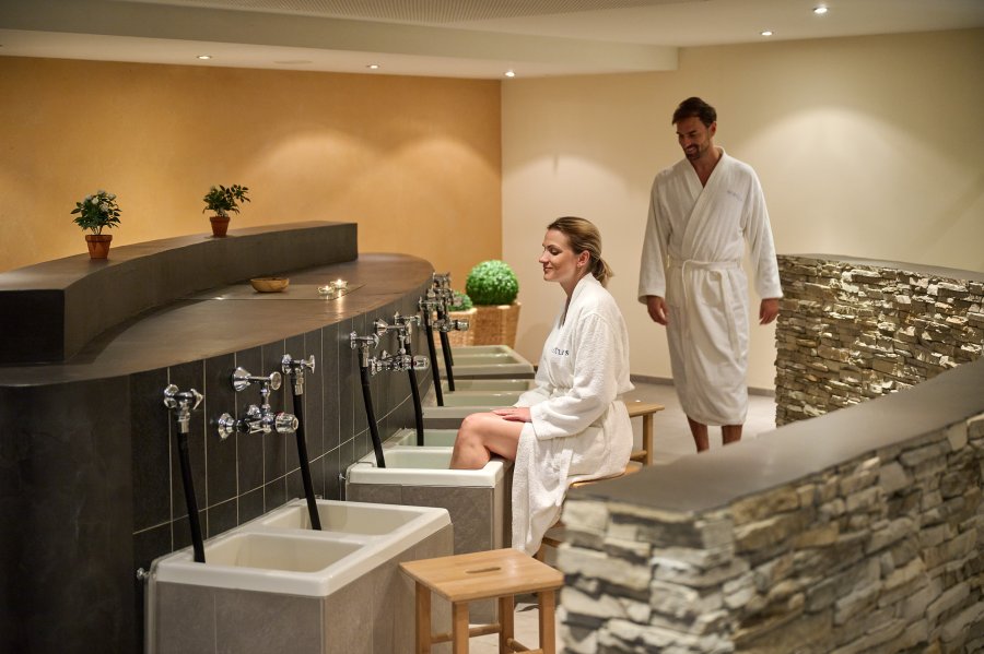 Zwei Gäste im Wellnessbereich des Schüle's Gesundheitsresort & SPA in Oberstdorf