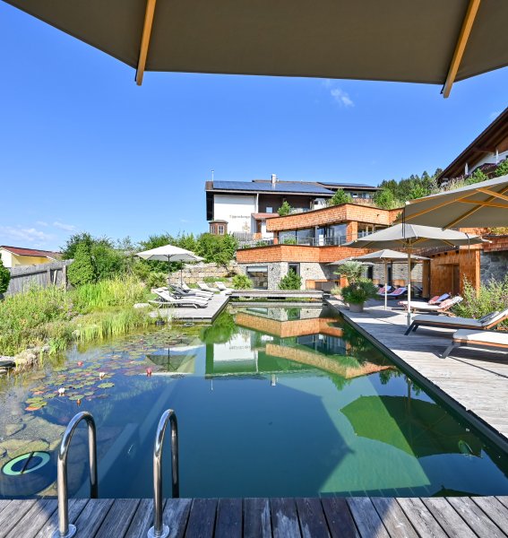 Außenansicht vom Biohotel Eggensberger in Füssen / Hopfen am See im Sommer