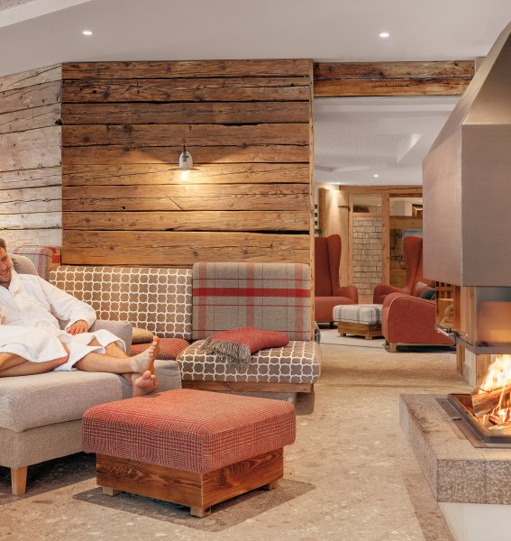 Ein Paar entspannt im gemütlichen Kaminzimmer im Hotel Oberstdorf