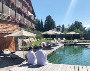 Außenansicht vom Biohotel Eggensberger in Hopfen am See im Sommer