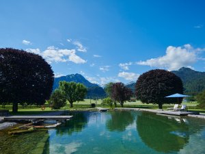 Eindruck vom Naturteich vor Bergpanorama im Schüle's Gesundheitsresort und SPA im Sommer
