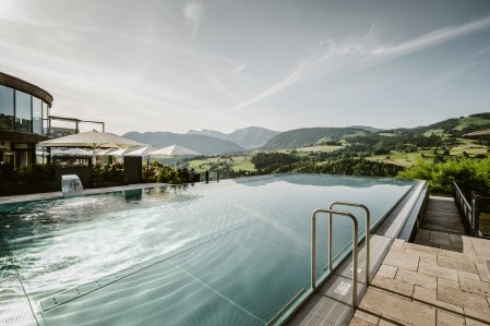 Bergkristall Mein Resort im Allgaeu Infinitypool Blick auf den Infinitypool im Bergkristall - Mein Resort im Allgäu in Oberstaufen