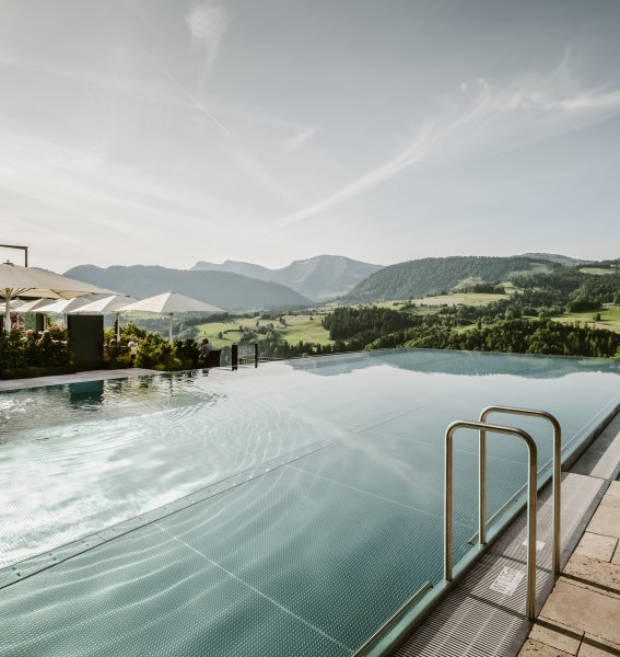 Blick auf den Infinitypool im Bergkristall - Mein Resort im Allgäu in Oberstaufen