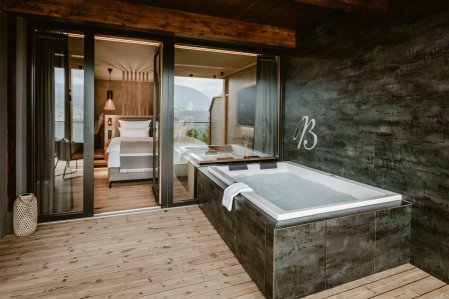 Zimmer im Bergkristall - Mein Resort im Allgäu in Oberstaufen mit Blick auf einen eigenen Whirlpool auf dem Balkon