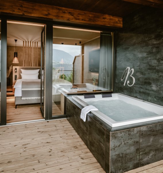 Zimmer im Bergkristall - Mein Resort im Allgäu in Oberstaufen mit Blick auf einen eigenen Whirlpool auf dem Balkon