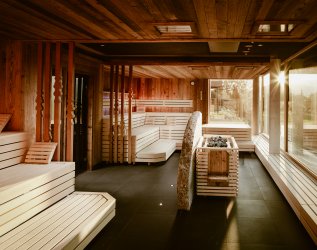 Sauna mit Bergpanoramablick im Hotel Bergkristall - Mein Resort im Allgäu in Oberstaufen