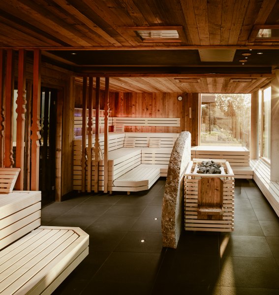 Sauna mit Bergpanoramablick im Hotel Bergkristall - Mein Resort im Allgäu in Oberstaufen