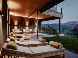Ruheliegen im Außenbereich des Wellnessbereichs im Bergkristall - Mein Resort im Allgäu in Oberstaufen