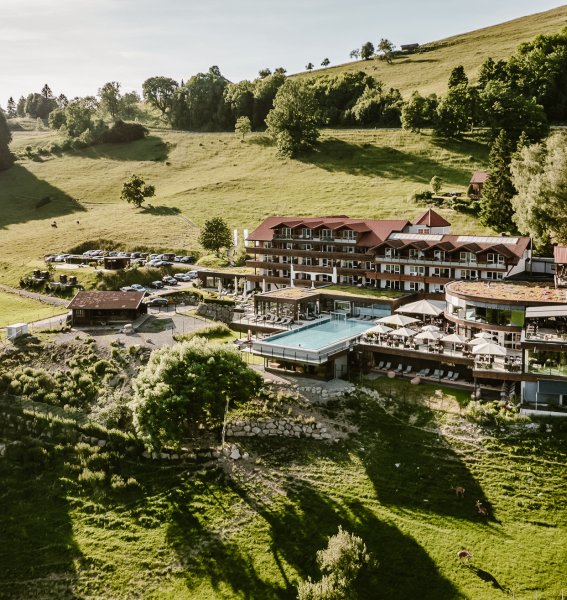 Außenansicht vom Hotel Bergkristall - Mein Resort im Allgäu in Oberstaufen im Sommer