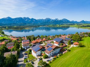 Die Außenansicht des Biohotels Eggensberger in Füssen / Hopfen am See im Sommer